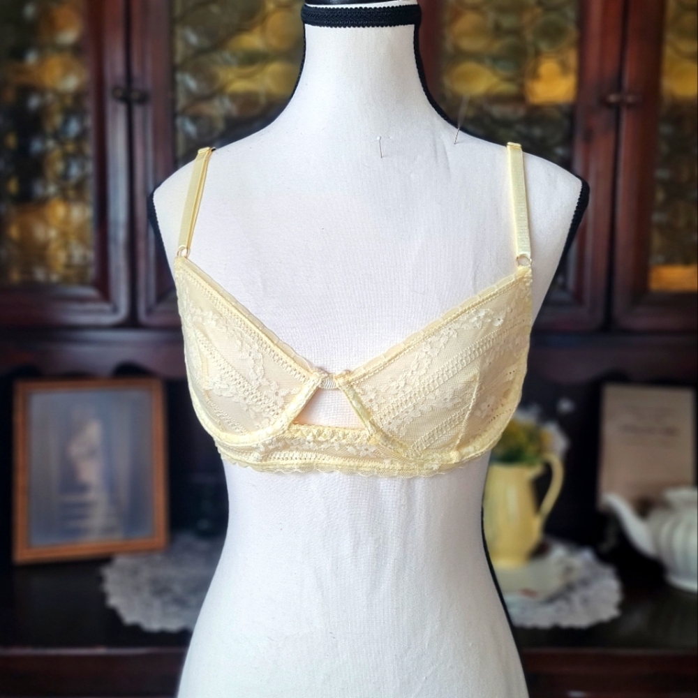 Delicate Pale Yellow Lace Bra size M
